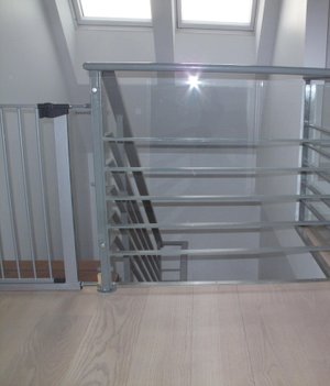 Glasværn ved trappe